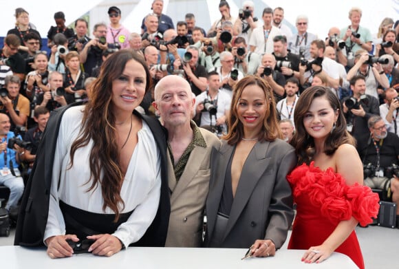 et celui de l'interprétation féminine, collectivement pour ses trois actrices, Zoe Saldana, Selena Gomez et Karla Sofía Gascón.
Karla Sofía Gascón, Jacques Audiard, Zoe Saldana et Selena Gomez - Photocall du film "Emilia Perez" lors du 77ème Festival International du Film de Cannes le 19 mai 2024. © Jacovides / Moreau / Bestimage