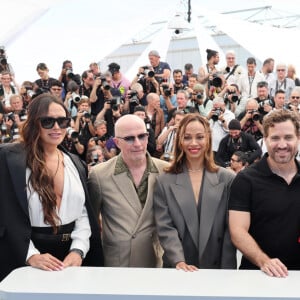 Adriana Paz, Karla Sofía Gascón, Jacques Audiard, Zoe Saldana, Edgard Ramirez et Selena Gomez - Photocall du film "Emilia Perez" lors du 77ème Festival International du Film de Cannes le 19 mai 2024. © Jacovides / Moreau / Bestimage