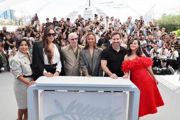 Adriana Paz, Karla Sofía Gascón, Jacques Audiard, Zoe Saldana, Edgard Ramirez et Selena Gomez - Photocall du film "Emilia Perez" lors du 77ème Festival International du Film de Cannes le 19 mai 2024. © Jacovides / Moreau / Bestimage