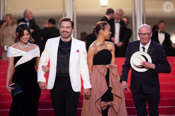 Selena Gomez, Edgar Ramirez, Zoe Saldana, Jacques Audiard - Descente des marches du film " Emilia Perez " lors du 77ème Festival International du Film de Cannes, au Palais des Festivals à Cannes. Le 18 mai 2024 © Jacovides-Moreau / Bestimage