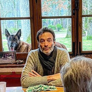 Photo d'Anthony Delon avec son père Alain Delon et son chien Loubo.