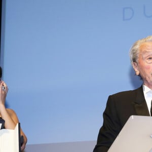 Alain Delon (avec un badge Paris Match d'une ancienne couverture du magazine titrant "Alain Delon, mes deux amours, Rosalie et Anouchka) et sa fille Anouchka (Robe Elie Saab) - Remise de la Palme d'Honneur à Alain Delon lors du 72ème Festival International du Film de Cannes. On may 19th 2019 © Jacovides-Moreau / Bestimage