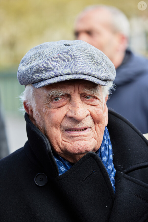 Alain Belmondo - Inauguration de "La promenade Jean-Paul Belmondo" au terre-plein central du pont de Bir-Hakeim, ouvrage public communal situé sous le viaduc du métro aérien, à Paris (15e, 16e) le 12 avril 2023. © Cyril Moreau/Bestimage