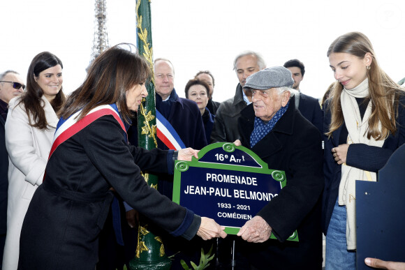 La maire de Paris Anne Hidalgo, Alain Belmondo, Stella Belmondo - Inauguration de "La promenade Jean-Paul Belmondo" au terre-plein central du pont de Bir-Hakeim, ouvrage public communal situé sous le viaduc du métro aérien, à Paris (15e, 16e) le 12 avril 2023. © Cyril Moreau/Bestimage