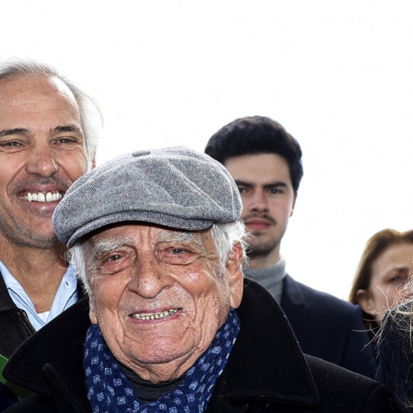 En vacances à Ibiza, elle a posté plusieurs clichés qui ont fait plaisir à son oncle, Alain Belmondo. 
Paul Belmondo, Alain Belmondo, Stella Belmondo - Inauguration de "La promenade Jean-Paul Belmondo" au terre-plein central du pont de Bir-Hakeim, ouvrage public communal situé sous le viaduc du métro aérien, à Paris (15e, 16e) le 12 avril 2023. Lors de la séance d'octobre 2021, le Conseil de Paris avait décidé d'honorer la mémoire de Jean-Paul Belmondo, comédien, producteur de cinéma et directeur de théâtre français. © Cyril Moreau/Bestimage