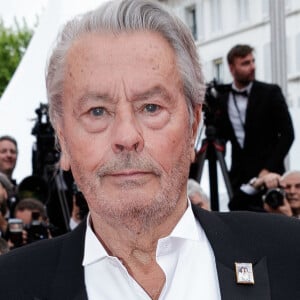 En 2019, Alain Delon avait reçu une Palme d'honneur pour l'ensemble de sa carrière au Festival de Cannes
Alain Delon (avec un badge Paris Match d'une ancienne couverture du magazine titrant "Alain Delon, mes deux amours, Rosalie et Anouchka) - Montée des marches du film "A Hidden Life" lors du 72ème Festival International du Film de Cannes. Le 19 mai 2019 © Jacovides-Moreau / Bestimage