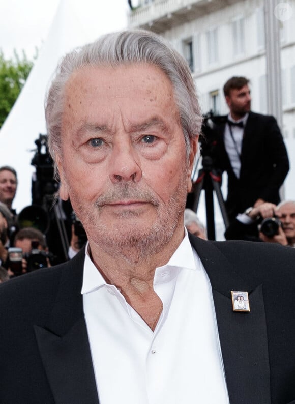 En 2019, Alain Delon avait reçu une Palme d'honneur pour l'ensemble de sa carrière au Festival de Cannes
Alain Delon (avec un badge Paris Match d'une ancienne couverture du magazine titrant "Alain Delon, mes deux amours, Rosalie et Anouchka) - Montée des marches du film "A Hidden Life" lors du 72ème Festival International du Film de Cannes. Le 19 mai 2019 © Jacovides-Moreau / Bestimage