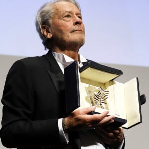 Alain Delon (avec un badge Paris Match d'une ancienne couverture du magazine titrant "Alain Delon, mes deux amours, Rosalie et Anouchka) - Remise de la Palme d'Honneur à Alain Delon lors du 72ème Festival International du Film de Cannes. On may 19th 2019 © Jacovides-Moreau / Bestimage