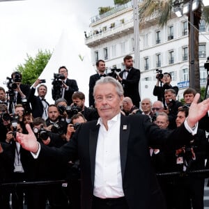 Alain Delon (avec un badge Paris Match d'une ancienne couverture du magazine titrant "Alain Delon, mes deux amours, Rosalie et Anouchka) - Montée des marches du film "A Hidden Life" lors du 72ème Festival International du Film de Cannes. Le 19 mai 2019 © Jacovides-Moreau / Bestimage