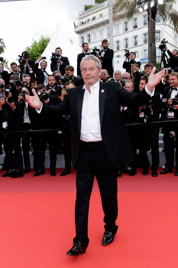 Alain Delon (avec un badge Paris Match d'une ancienne couverture du magazine titrant "Alain Delon, mes deux amours, Rosalie et Anouchka) - Montée des marches du film "A Hidden Life" lors du 72ème Festival International du Film de Cannes. Le 19 mai 2019 © Jacovides-Moreau / Bestimage