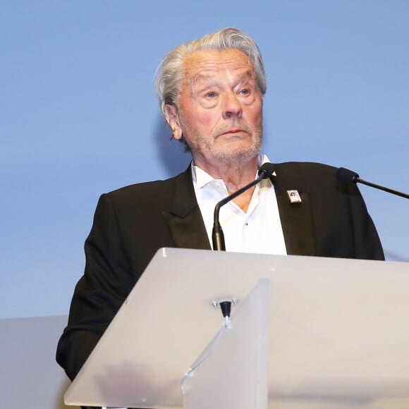 Alain Delon (avec un badge Paris Match d'une ancienne couverture du magazine titrant "Alain Delon, mes deux amours, Rosalie et Anouchka) et sa fille Anouchka (Robe Elie Saab) - Remise de la Palme d'Honneur à Alain Delon lors du 72ème Festival International du Film de Cannes. On may 19th 2019 © Jacovides-Moreau / Bestimage