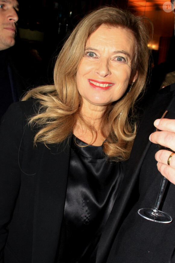 Enfin, elle conseille au public de continuer à regarder cette belle émission.
Valérie Trierweiler lors de la remise du prix de Flore 2023 au Café de Flore à Paris le 8 novembre 2023. © Philippe Baldini / Bestimage