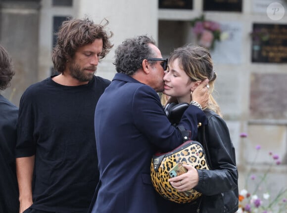 Fabrice Laffont embrasse sa nièce Mitty Hazanavicius, sous le regard de Romain Sichez - Obsèques de P.Laffont dans la salle de la Coupole du cimetière du Père-Lachaise à Paris, le 23 août 2024. L'animateur de télévision est décédé le 7 août 2024 à l'âge de 84 ans. © Dominique Jacovides / Bestimage