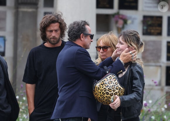 Fabrice Laffont, Romain Sichez, sa compagne Axelle Laffont et sa fille Mitty Hazanavicius - Obsèques de P.Laffont dans la salle de la Coupole du cimetière du Père-Lachaise à Paris, le 23 août 2024. L'animateur de télévision est décédé le 7 août 2024 à l'âge de 84 ans. © Dominique Jacovides / Bestimage