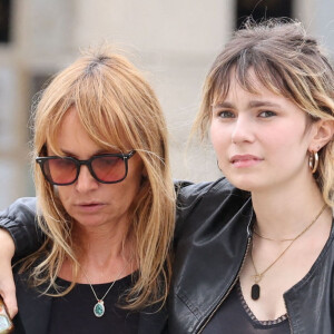 C'est au cimetière du Père Lachaise que ses proches, ses amis et anciens collaborateurs se sont retrouvés. 
Axelle Laffont et sa fille Mitty Hazanavicius - Obsèques de P.Laffont dans la salle de la Coupole du cimetière du Père-Lachaise à Paris, le 23 août 2024. L'animateur de télévision est décédé le 7 août 2024 à l'âge de 84 ans. © Dominique Jacovides / Bestimage