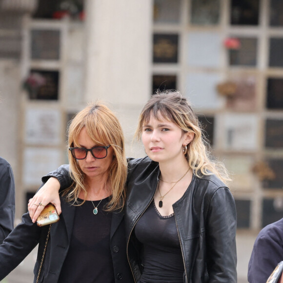 Axelle Laffont entourée de son compagnon Romain Sichez et de sa fille Mitty Hazanavicius - Obsèques de P.Laffont dans la salle de la Coupole du cimetière du Père-Lachaise à Paris, le 23 août 2024. L'animateur de télévision est décédé le 7 août 2024 à l'âge de 84 ans. © Dominique Jacovides / Bestimage