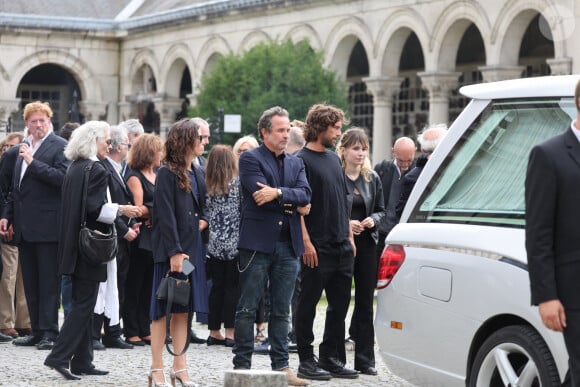 Axelle Laffont a pu compter sur le soutien de son compagnon Romain mais aussi celui de sa fille, Mitty. 
Valérie Laffont, la veuve du défunt, Fabrice Laffont et sa femme Louise, Romain Sichez, Mitty Hazanavicius - Sortie des obsèques de P.Laffont dans la salle de la Coupole du cimetière du Père-Lachaise à Paris, le 23 août 2024. L'animateur de télévision est décédé le 7 août 2024 à l'âge de 84 ans. © Dominique Jacovides / Bestimage