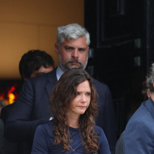 Louise Laffont, la femme de F.Laffont, Serge Hazanavicius et sa fille Mitty - Sortie des obsèques de P.Laffont dans la salle de la Coupole du cimetière du Père-Lachaise à Paris, le 23 août 2024. L'animateur de télévision est décédé le 7 août 2024 à l'âge de 84 ans. © Dominique Jacovides / Bestimage