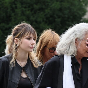 Mitty Hazanavicius, Axelle Laffont, son compagnon Romain Sichez, Valérie Laffont, la veuve du défunt - Sortie des obsèques de P.Laffont dans la salle de la Coupole du cimetière du Père-Lachaise à Paris, le 23 août 2024. L'animateur de télévision est décédé le 7 août 2024 à l'âge de 84 ans. © Dominique Jacovides / Bestimage