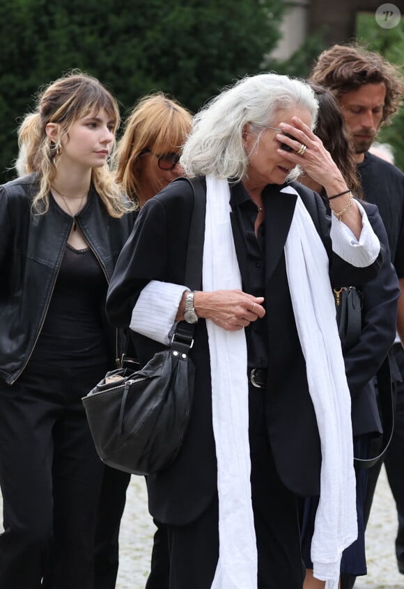 Mitty Hazanavicius, Axelle Laffont, son compagnon Romain Sichez, Valérie Laffont, la veuve du défunt - Sortie des obsèques de P.Laffont dans la salle de la Coupole du cimetière du Père-Lachaise à Paris, le 23 août 2024. L'animateur de télévision est décédé le 7 août 2024 à l'âge de 84 ans. © Dominique Jacovides / Bestimage