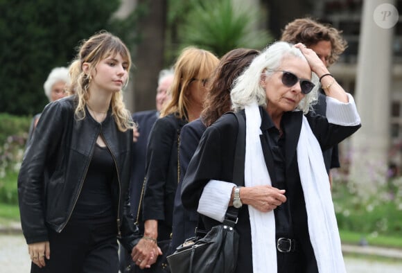 Mitty Hazanavicius, Axelle Laffont, son compagnon Romain Sichez, Valérie Laffont, la veuve du défunt - Sortie des obsèques de P.Laffont dans la salle de la Coupole du cimetière du Père-Lachaise à Paris, le 23 août 2024. L'animateur de télévision est décédé le 7 août 2024 à l'âge de 84 ans. © Dominique Jacovides / Bestimage