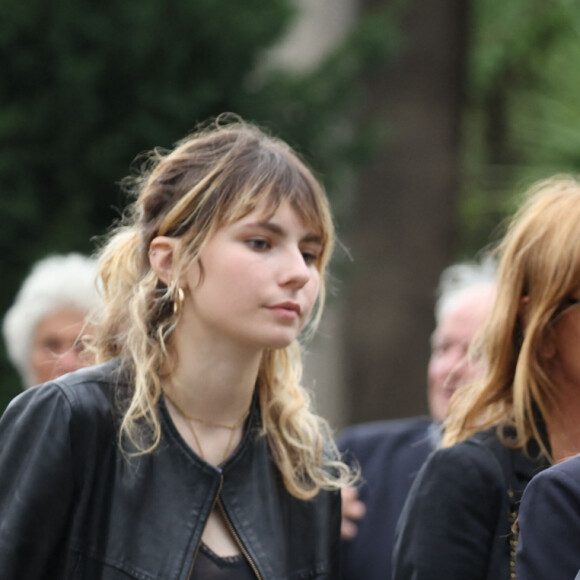 Mitty Hazanavicius, Axelle Laffont, son compagnon Romain Sichez, Valérie Laffont, la veuve du défunt - Sortie des obsèques de P.Laffont dans la salle de la Coupole du cimetière du Père-Lachaise à Paris, le 23 août 2024. L'animateur de télévision est décédé le 7 août 2024 à l'âge de 84 ans. © Dominique Jacovides / Bestimage