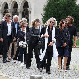 Mitty Hazanavicius, Axelle Laffont, son compagnon Romain Sichez, Valérie Laffont, la veuve du défunt, Louise Laffont, la femme de F.Laffont - Sortie des obsèques de P.Laffont dans la salle de la Coupole du cimetière du Père-Lachaise à Paris, le 23 août 2024. L'animateur de télévision est décédé le 7 août 2024 à l'âge de 84 ans. © Dominique Jacovides / Bestimage