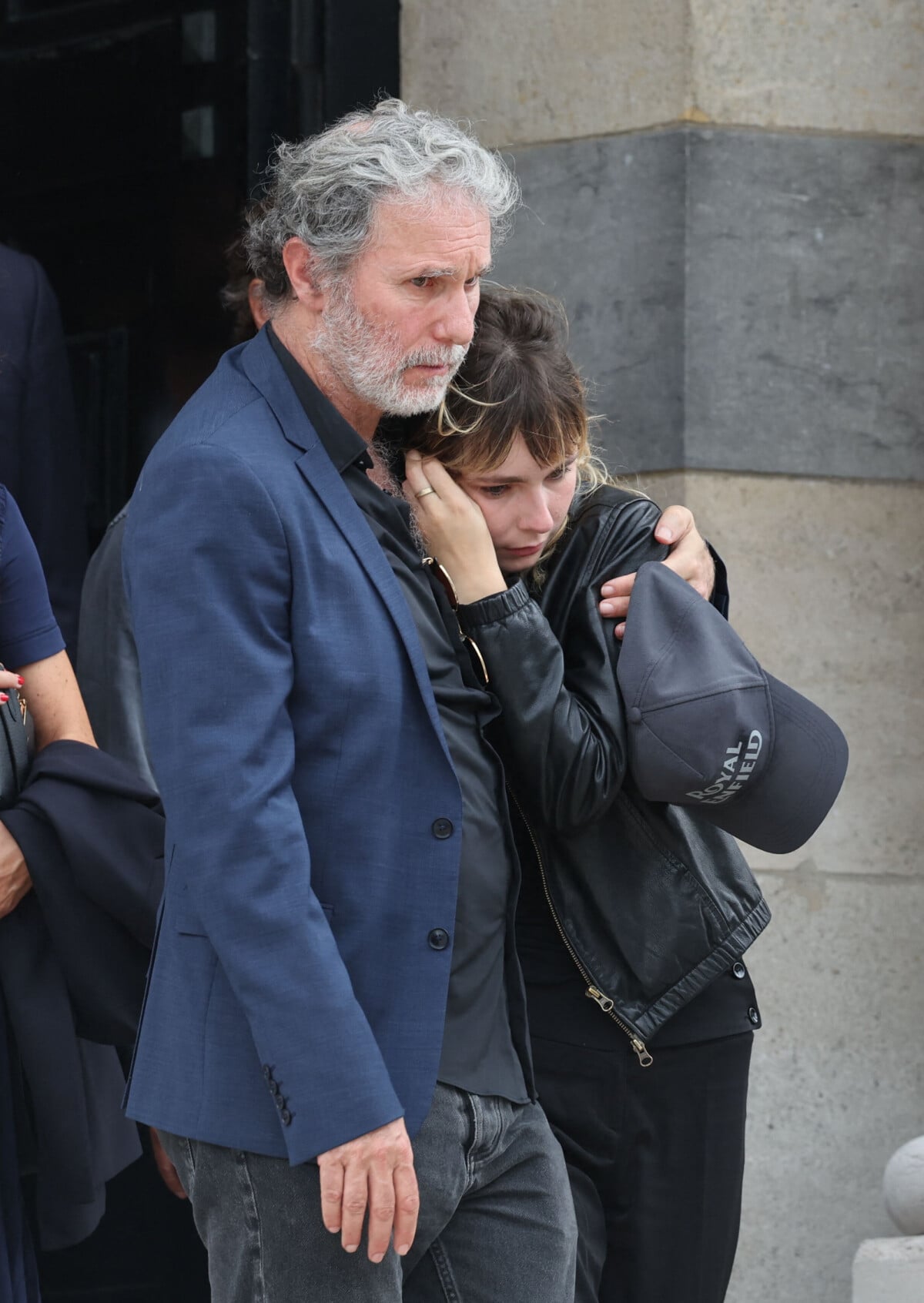 Photo : Depuis la mort de Patrice Laffont, les hommages affluent. Serge Hazanavicius et sa fille Mitty - Sortie des obsèques de P.Laffont dans la salle de la Coupole du cimetière du