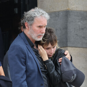 Depuis la mort de Patrice Laffont, les hommages affluent. 
Serge Hazanavicius et sa fille Mitty - Sortie des obsèques de P.Laffont dans la salle de la Coupole du cimetière du Père-Lachaise à Paris. © Dominique Jacovides / Bestimage