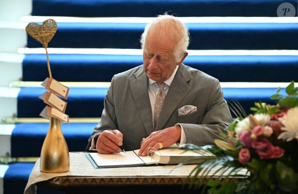 Le roi Charles III signe un livre de condoléances lors de sa visite à l'hôtel de ville de Southport suite à l'attaque au couteau du 29 juillet dans la ville, au cours de laquelle trois jeunes filles ont été tuées. Southport, Royaume-Uni, le mardi 20 août 2024. Photo par Paul Ellis/PA Wire/ABACAPRESS.COM