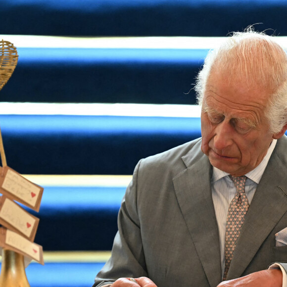 Le roi Charles III signe un livre de condoléances lors de sa visite à l'hôtel de ville de Southport suite à l'attaque au couteau du 29 juillet dans la ville, au cours de laquelle trois jeunes filles ont été tuées. Southport, Royaume-Uni, le mardi 20 août 2024. Photo par Paul Ellis/PA Wire/ABACAPRESS.COM