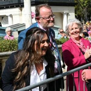 Le roi Charles III réagit alors qu'on lui remet un chapeau à l'extérieur du Southport Town Hal où il a rencontré des membres de la communauté de Southport à la suite de l'attaque au couteau du 29 juillet dans la ville, au cours de laquelle trois jeunes filles ont été tuées. Southport, Royaume-Uni, le mardi 20 août 2024. Photo par Paul Ellis/PA Wire/ABACAPRESS.COM