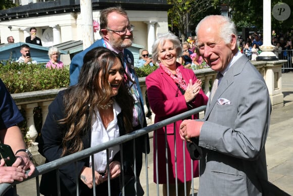 Le roi Charles III réagit alors qu'on lui remet un chapeau à l'extérieur du Southport Town Hal où il a rencontré des membres de la communauté de Southport à la suite de l'attaque au couteau du 29 juillet dans la ville, au cours de laquelle trois jeunes filles ont été tuées. Southport, Royaume-Uni, le mardi 20 août 2024. Photo par Paul Ellis/PA Wire/ABACAPRESS.COM