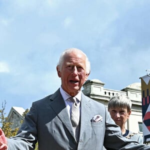 Le roi Charles III réagit aux hommages rendus devant l'hôtel de ville de Southport à la suite de l'attaque au couteau du 29 juillet dans la ville, au cours de laquelle trois jeunes filles ont été tuées. Royaume-Uni, le mardi 20 août 2024. ... Visite royale à Southport ... 20-08-2024 ... Southport ... UK ... Le crédit photo doit être lu comme suit : Paul Ellis/PA Wire. Numéro de référence unique