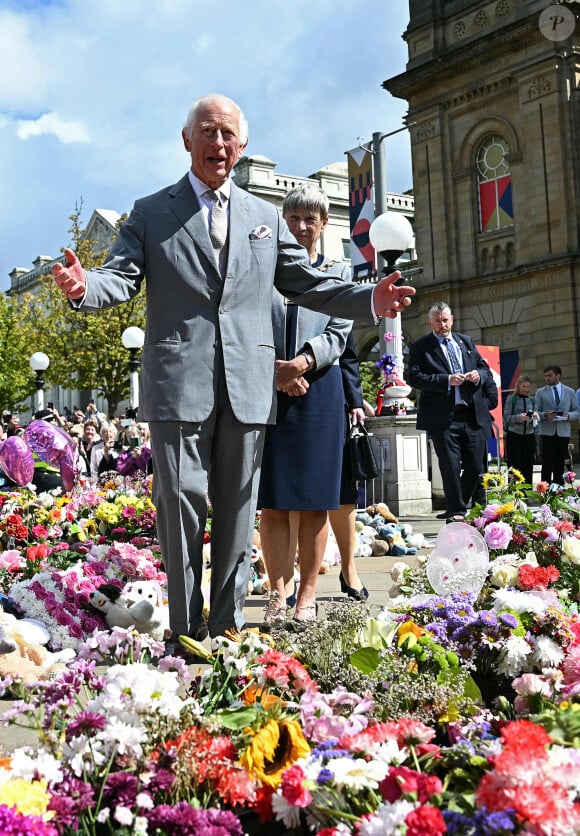 Le roi Charles III réagit aux hommages rendus devant l'hôtel de ville de Southport à la suite de l'attaque au couteau du 29 juillet dans la ville, au cours de laquelle trois jeunes filles ont été tuées. Royaume-Uni, le mardi 20 août 2024. ... Visite royale à Southport ... 20-08-2024 ... Southport ... UK ... Le crédit photo doit être lu comme suit : Paul Ellis/PA Wire. Numéro de référence unique