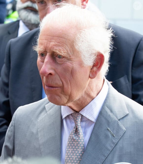 Le roi Charles vient de faire coup sur coup deux apparitions publiques qui inquiètent...Le roi Charles III d'Angleterre, visite Southport après les attaques au couteau, où trois enfants ont été tués et d'autres blessés