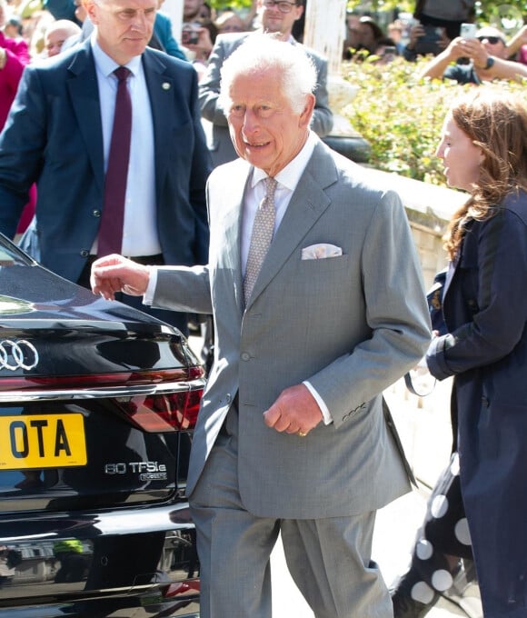 Le roi Charles III d'Angleterre, visite Southport après les attaques au couteau, où trois enfants ont été tués et d'autres blessés, le 21 août 2024. Le souverain a vu le mémorial de fleurs et d'ours en peluche qui se trouve là depuis l'attaque, puis il s'est rendu à l'Hôtel de ville et a rencontré les survivants et les membres de la famille des victimes, puis il a rencontré des bénévoles qui ont aidé à nettoyer et à reconstruire les lieux, après les émeutes qui ont suivi le drame. Le roi Charles a pris le temps de d'aller à la rencontre des habitants, pendant ses vacances. 