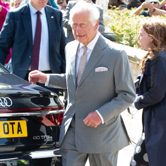 Le roi Charles III d'Angleterre, visite Southport après les attaques au couteau, où trois enfants ont été tués et d'autres blessés, le 21 août 2024. Le souverain a vu le mémorial de fleurs et d'ours en peluche qui se trouve là depuis l'attaque, puis il s'est rendu à l'Hôtel de ville et a rencontré les survivants et les membres de la famille des victimes, puis il a rencontré des bénévoles qui ont aidé à nettoyer et à reconstruire les lieux, après les émeutes qui ont suivi le drame. Le roi Charles a pris le temps de d'aller à la rencontre des habitants, pendant ses vacances. 