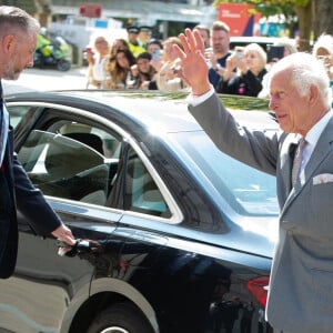 Le roi Charles III d'Angleterre, visite Southport après les attaques au couteau, où trois enfants ont été tués et d'autres blessés, le 21 août 2024. Le souverain a vu le mémorial de fleurs et d'ours en peluche qui se trouve là depuis l'attaque, puis il s'est rendu à l'Hôtel de ville et a rencontré les survivants et les membres de la famille des victimes, puis il a rencontré des bénévoles qui ont aidé à nettoyer et à reconstruire les lieux, après les émeutes qui ont suivi le drame. Le roi Charles a pris le temps de d'aller à la rencontre des habitants, pendant ses vacances. 