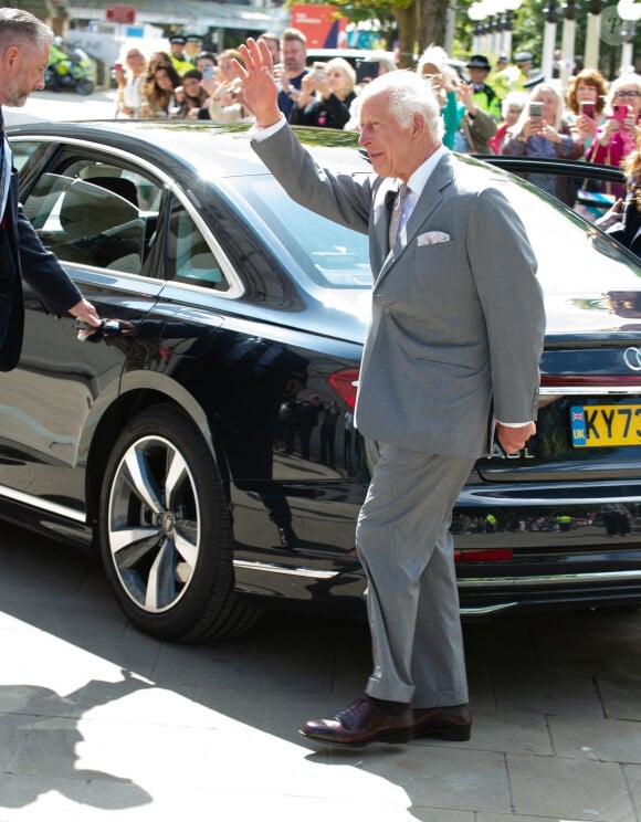 Le roi Charles III d'Angleterre, visite Southport après les attaques au couteau, où trois enfants ont été tués et d'autres blessés, le 21 août 2024. Le souverain a vu le mémorial de fleurs et d'ours en peluche qui se trouve là depuis l'attaque, puis il s'est rendu à l'Hôtel de ville et a rencontré les survivants et les membres de la famille des victimes, puis il a rencontré des bénévoles qui ont aidé à nettoyer et à reconstruire les lieux, après les émeutes qui ont suivi le drame. Le roi Charles a pris le temps de d'aller à la rencontre des habitants, pendant ses vacances. 