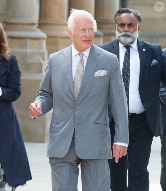 Le roi Charles III d'Angleterre, visite Southport après les attaques au couteau, où trois enfants ont été tués et d'autres blessés, le 21 août 2024. Le souverain a vu le mémorial de fleurs et d'ours en peluche qui se trouve là depuis l'attaque, puis il s'est rendu à l'Hôtel de ville et a rencontré les survivants et les membres de la famille des victimes, puis il a rencontré des bénévoles qui ont aidé à nettoyer et à reconstruire les lieux, après les émeutes qui ont suivi le drame. Le roi Charles a pris le temps de d'aller à la rencontre des habitants, pendant ses vacances. 