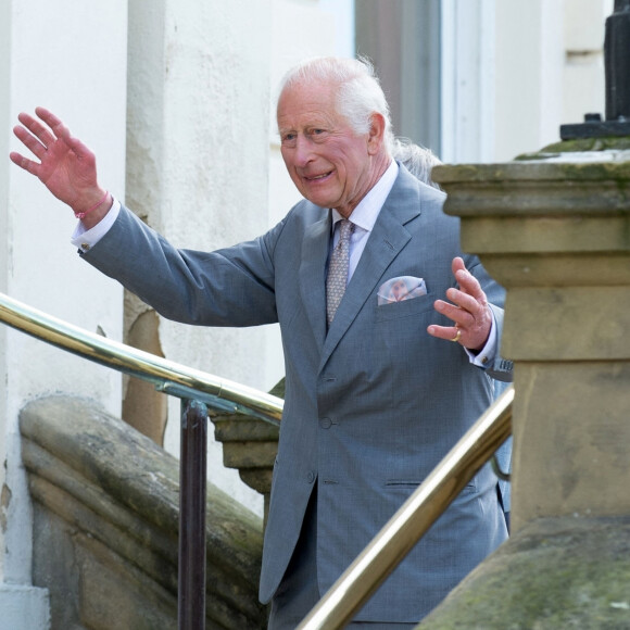 Le roi Charles III d'Angleterre, visite Southport après les attaques au couteau, où trois enfants ont été tués et d'autres blessés, le 21 août 2024. Le souverain a vu le mémorial de fleurs et d'ours en peluche qui se trouve là depuis l'attaque, puis il s'est rendu à l'Hôtel de ville et a rencontré les survivants et les membres de la famille des victimes, puis il a rencontré des bénévoles qui ont aidé à nettoyer et à reconstruire les lieux, après les émeutes qui ont suivi le drame. Le roi Charles a pris le temps de d'aller à la rencontre des habitants, pendant ses vacances. 