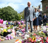 Et tandis qu'il était marqué par l'émotion...Le roi Charles III réagit aux hommages rendus devant l'hôtel de ville de Southport à la suite de l'attaque au couteau du 29 juillet dans la ville, au cours de laquelle trois jeunes filles ont été tuées. Royaume-Uni, le mardi 20 août 2024. ... Visite royale à Southport ... 20-08-2024 ... Southport ... UK ... Le crédit photo doit être lu comme suit : Paul Ellis/PA Wire. Numéro de référence unique