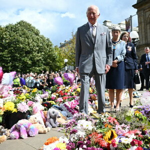 Et tandis qu'il était marqué par l'émotion...Le roi Charles III réagit aux hommages rendus devant l'hôtel de ville de Southport à la suite de l'attaque au couteau du 29 juillet dans la ville, au cours de laquelle trois jeunes filles ont été tuées. Royaume-Uni, le mardi 20 août 2024. ... Visite royale à Southport ... 20-08-2024 ... Southport ... UK ... Le crédit photo doit être lu comme suit : Paul Ellis/PA Wire. Numéro de référence unique