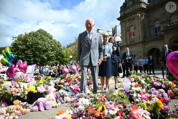 Et tandis qu'il était marqué par l'émotion...Le roi Charles III réagit aux hommages rendus devant l'hôtel de ville de Southport à la suite de l'attaque au couteau du 29 juillet dans la ville, au cours de laquelle trois jeunes filles ont été tuées. Royaume-Uni, le mardi 20 août 2024. ... Visite royale à Southport ... 20-08-2024 ... Southport ... UK ... Le crédit photo doit être lu comme suit : Paul Ellis/PA Wire. Numéro de référence unique