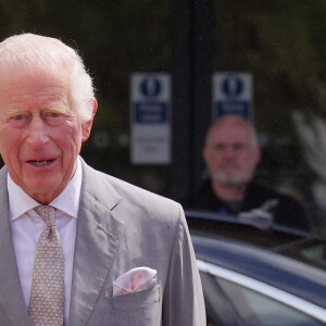 Le roi Charles III regarde les fleurs et les hommages devant l'Atkinson Art Centre Southport avant de rencontrer les membres de la communauté de Southport à la suite de l'attaque au couteau du 29 juillet dans la ville, au cours de laquelle trois jeunes filles ont été tuées. Royaume-Uni, le mardi 20 août 2024. Photo par Owen Humphreys/PA Wire/ABACAPRESS.COM