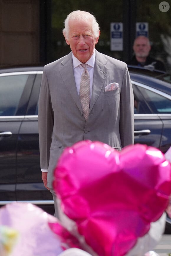 Le roi Charles III regarde les fleurs et les hommages devant l'Atkinson Art Centre Southport avant de rencontrer les membres de la communauté de Southport à la suite de l'attaque au couteau du 29 juillet dans la ville, au cours de laquelle trois jeunes filles ont été tuées. Royaume-Uni, le mardi 20 août 2024. Photo par Owen Humphreys/PA Wire/ABACAPRESS.COM