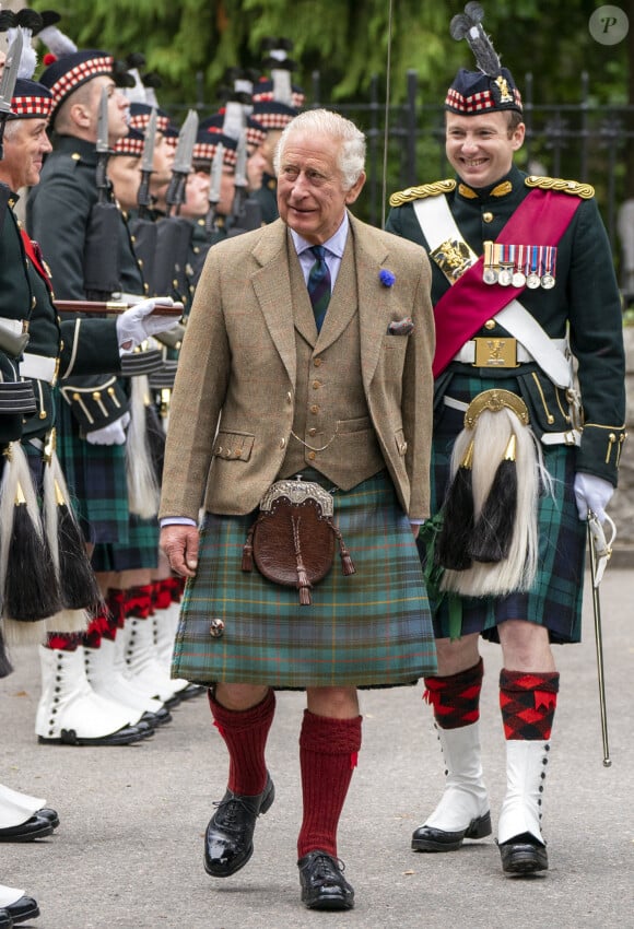 Le roi Charles III inspecte la compagnie Balaklava, 5e bataillon du Royal Regiment of Scotland, aux portes de Balmoral, alors qu'il s'installe en résidence d'été au château. Balmoral, Royaume-Uni, lundi 21 août 2023. Photo : Jane Barlow/PA Wire/ABACAPRESS.COM