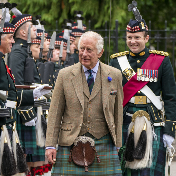 Le roi Charles III inspecte la compagnie Balaklava, 5e bataillon du Royal Regiment of Scotland, aux portes de Balmoral, alors qu'il s'installe en résidence d'été au château. Balmoral, Royaume-Uni, lundi 21 août 2023. Photo : Jane Barlow/PA Wire/ABACAPRESS.COM