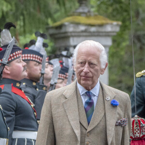 Le roi Charles III inspecte la compagnie Balaklava, 5e bataillon, The Royal Regiment of Scotland, aux portes de Balmoral, alors qu'il s'installe en résidence d'été au château. Balmoral, Écosse, Royaume-Uni, le lundi 19 août 2024. Photo : Jane Barlow/PA Wire/ABACAPRESS.COM